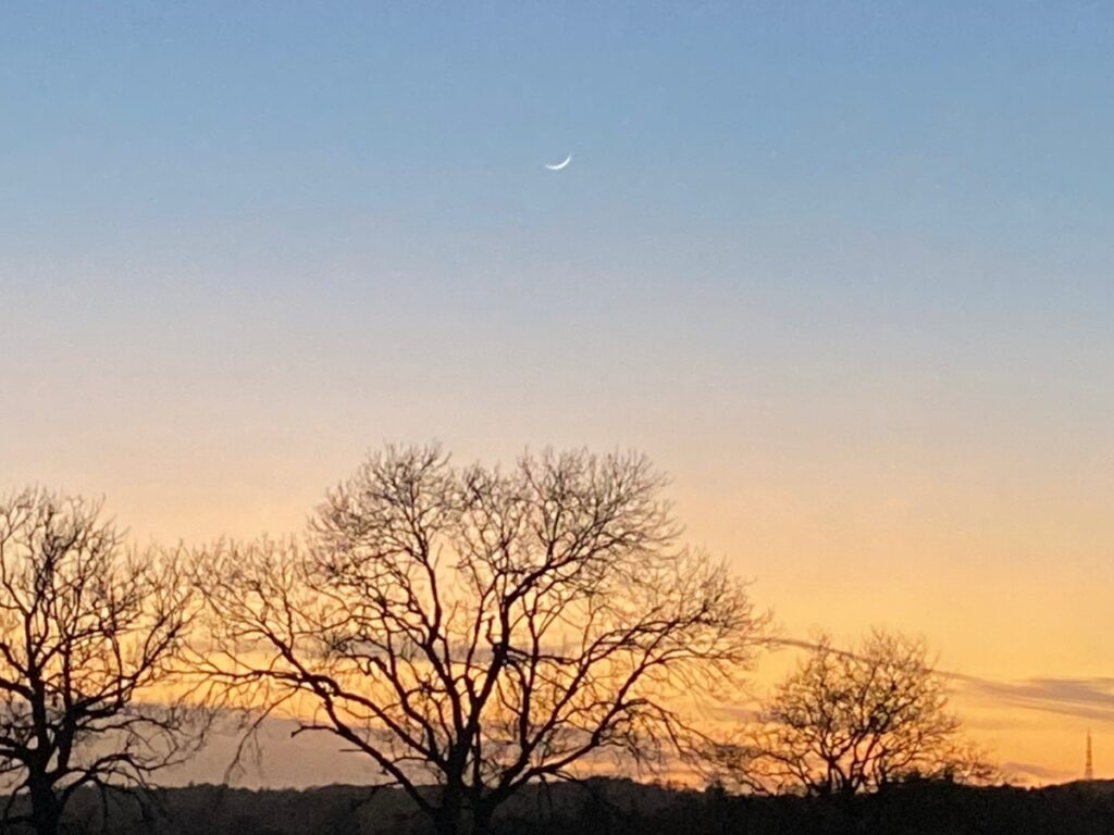 Image of new crescent moon sighted on the horizon